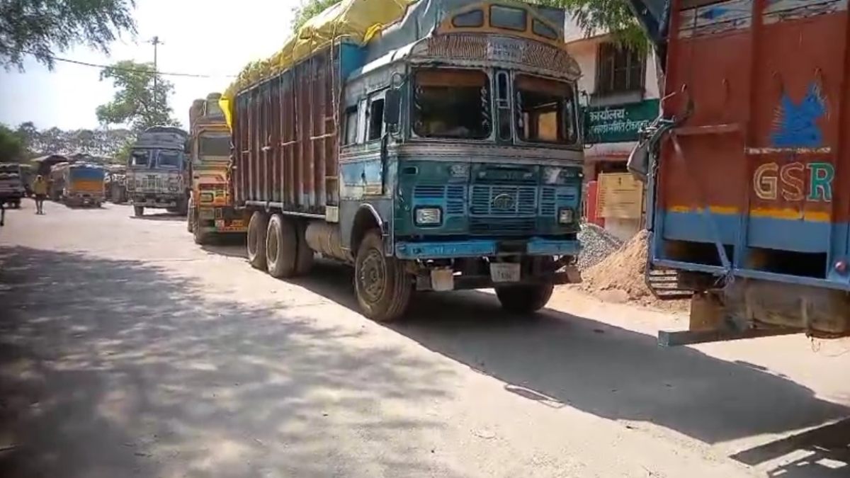 टीकमगढ़ में खाद्य विभाग की टीम ने 5 करोड़ का गेहूं किया जब्त: स्टॉक लिमिट से ज्यादा मिला माल, 55 ट्रक सील