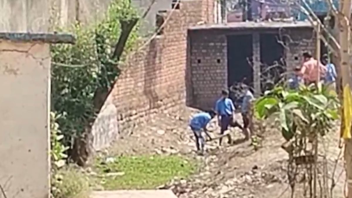 CG News : टीचर ने छात्रों को नाली साफ कराने थमाया फावड़ा, देखें वीडियो