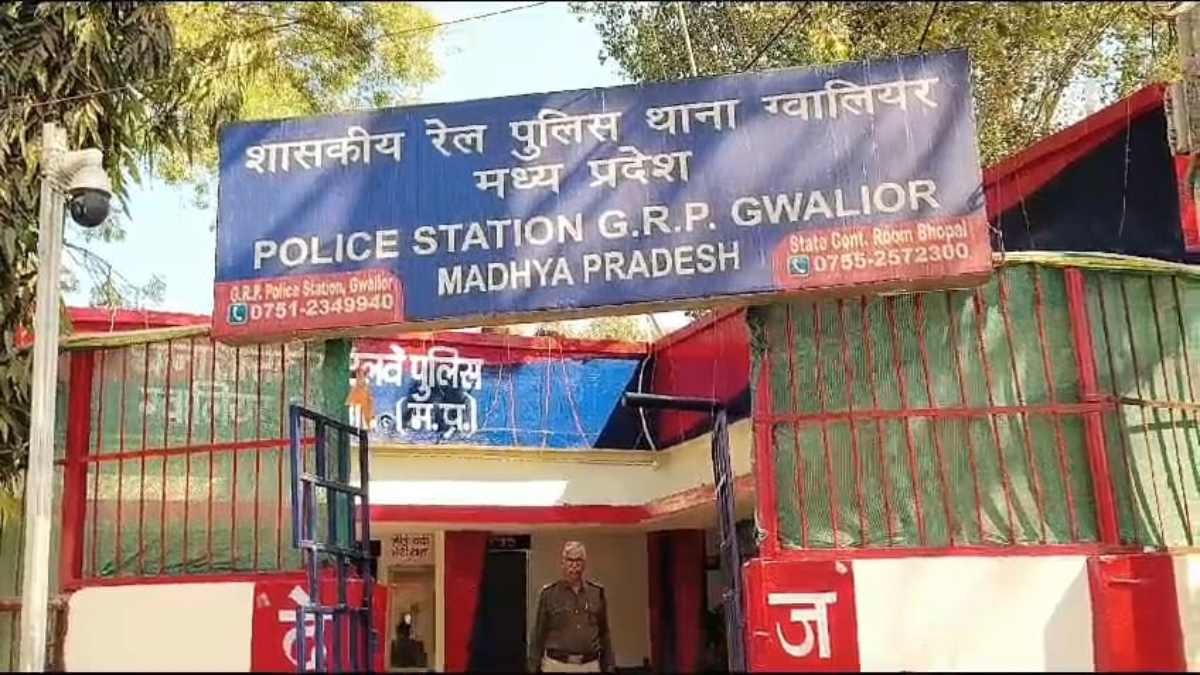 बिना आरोप थाने में बंद करने और 50 हजार वसूलने का मामलाः रेलवे कोर्ट ने जीआरपी इंस्पेक्टर और दो सिपाहियों पर FIR के दिए आदेश