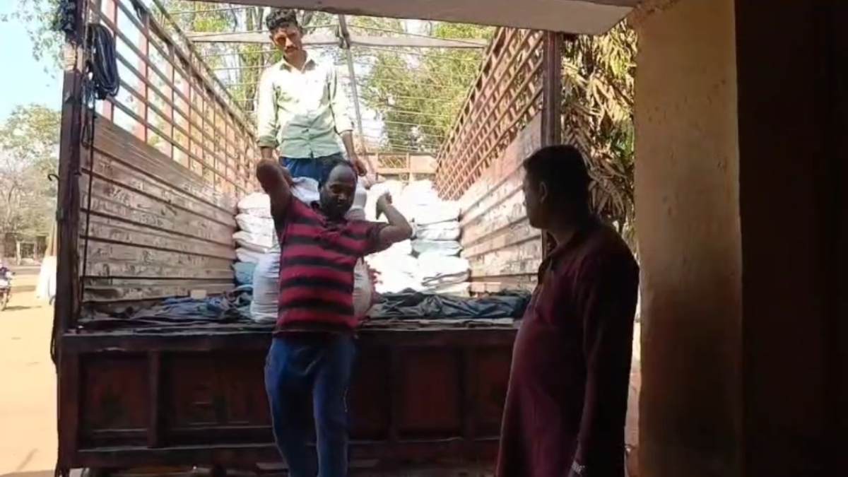 नगर पालिका में हंगामा: जब्त की गई 74 कुंतल अमानक पॉलीथिन को ट्रक में भरकर ले जाने की कोशिश, पार्षदों ने जताई आपत्ति, जानें क्या है माजरा