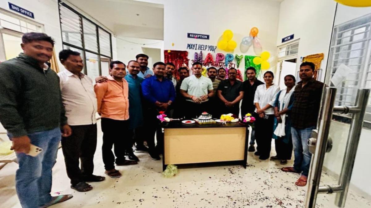 दरोगा की जन्मदिन पार्टी के लिए थाना बना मयखानाः ‘पीले पीले ओ मोरे राजा’.., गाने पर थिरके पुलिसकर्मी, वीडियो वायरल