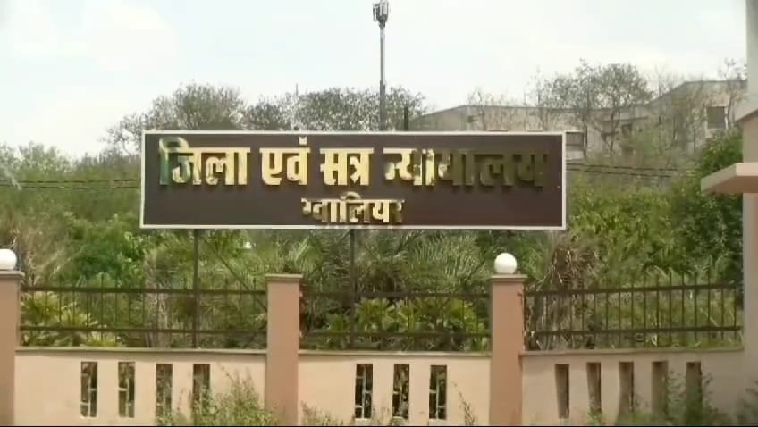 जेल जाने का आदेश मिलते ही मां-बाप के साथ कोर्ट से फरार हुआ आरोपी, पत्नी ने छेड़छाड़ और दहेज प्रताड़ना का लगाया था आरोप, तलाश में जुटी पुलिस