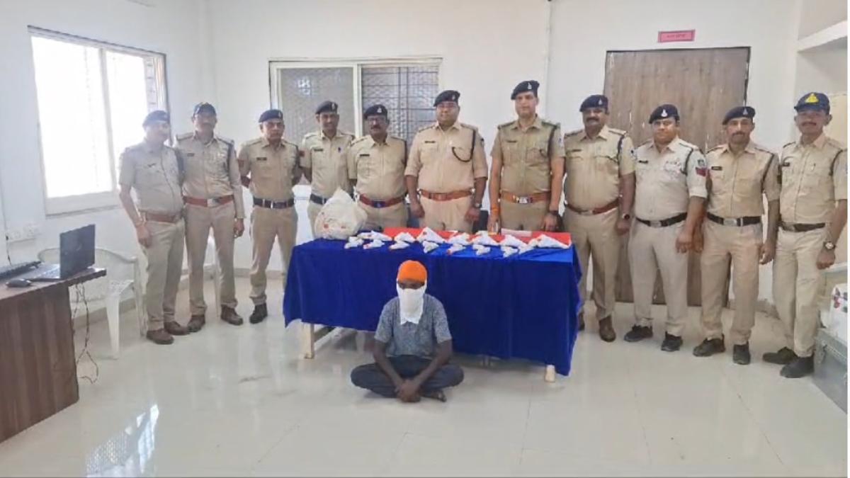अवैध हथियार की फैक्ट्री में छापेमारी: पुलिस ने इनामी आरोपी को किया गिरफ्तार, दो लाख से अधिक का सामान जब्त