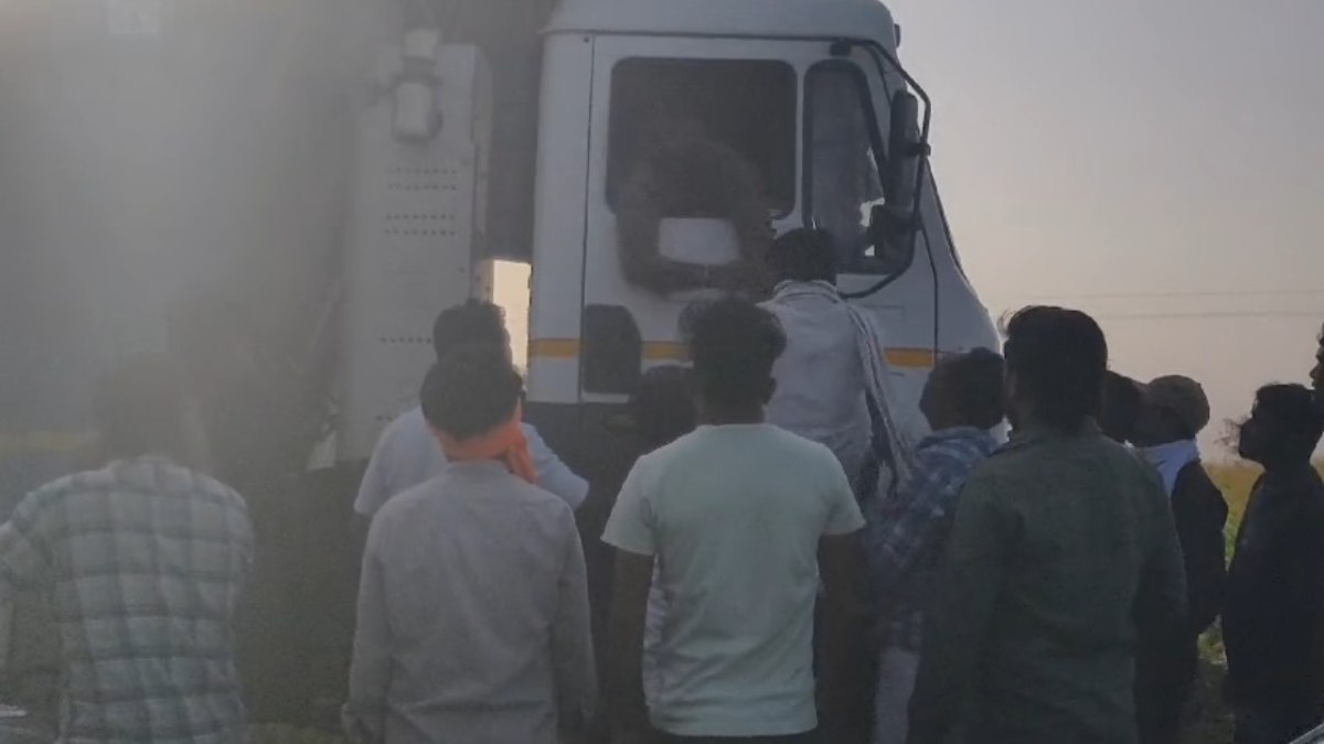 ‘Highway’ पर दे दनादन: शराबी डंपर चालक और बाइक सवार की हाथापाई, शिकायत की तो पुलिस के पांव में गिरकर गिड़गिड़ाने लगा ड्राइवर, कांग्रेस नेता ने उठाए सवाल