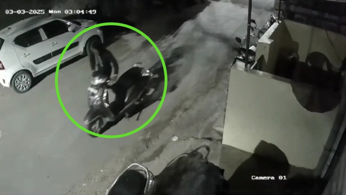CCTV में कैद हुई अजीबोगरीब चोरी: बाइक चोरी कर भाग रहे थे बदमाश, पेट्रोल खत्म हुआ तो दूसरा वाहन चुराकर हुए फरार