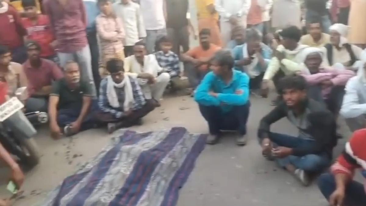 रेत से भरी ट्रैक्टर-ट्रॉली ने पति- पत्नी को कुचलाः पत्नी की मौत, पति गंभीर, आक्रोशित लोगों ने शव सड़क पर रख लगाया जाम
