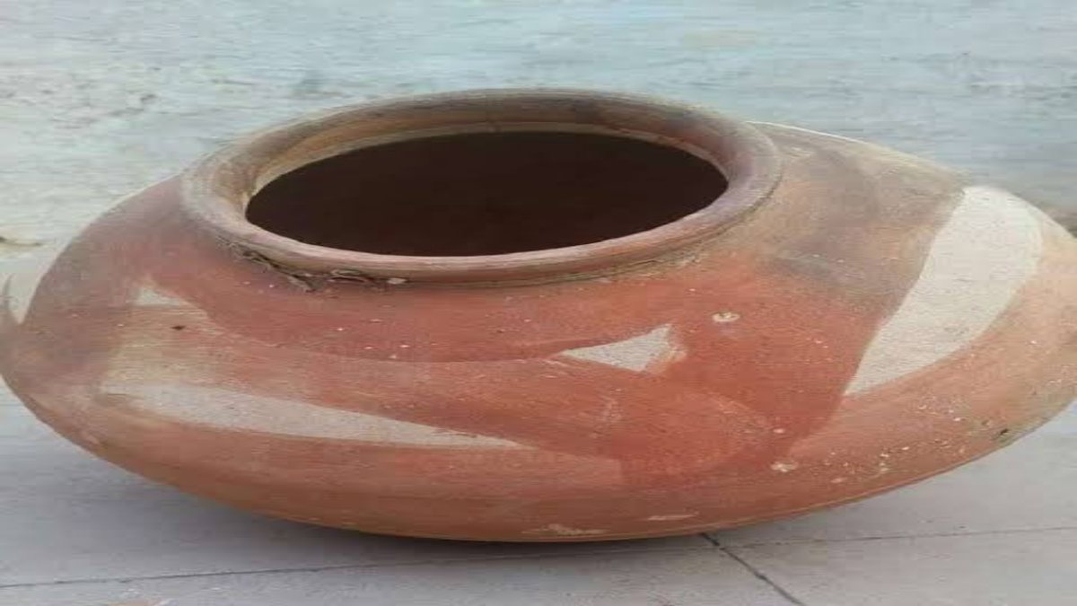 ऐसा भी कोई करता है क्या ? पहले बरसाते पत्थर, फिर मटकी में मल भरकर घर के आंगन में फेंक रहे शरारती तत्व, FIR