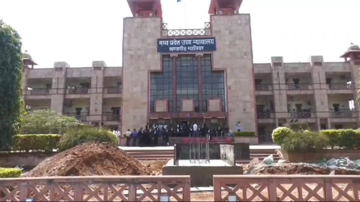 हाईकोर्ट परिसर में अंबेडकर प्रतिमा को लेकर विवादः बार एसोसिएशन ने विरोध में खोला मोर्चा, दूसरे पक्ष ने कही यह बात