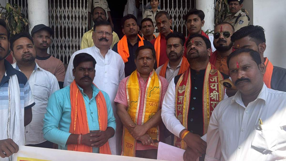 चैत्र नवरात्रि 2025ः मीट दुकानों को लेकर सड़क पर उतरा बजरंग दल और VHP, कलेक्टर कार्यालय पहुंचकर की नारेबाजी, दी ये चेतावनी