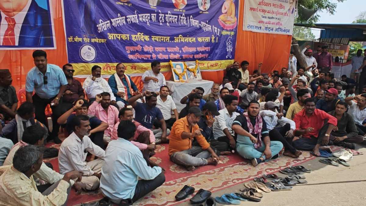 सफाईकर्मी हड़ताल परः नगर में लगा कचरे का अंबार, CMO के इस फरमान से नाराज है पालिका कर्मचारी