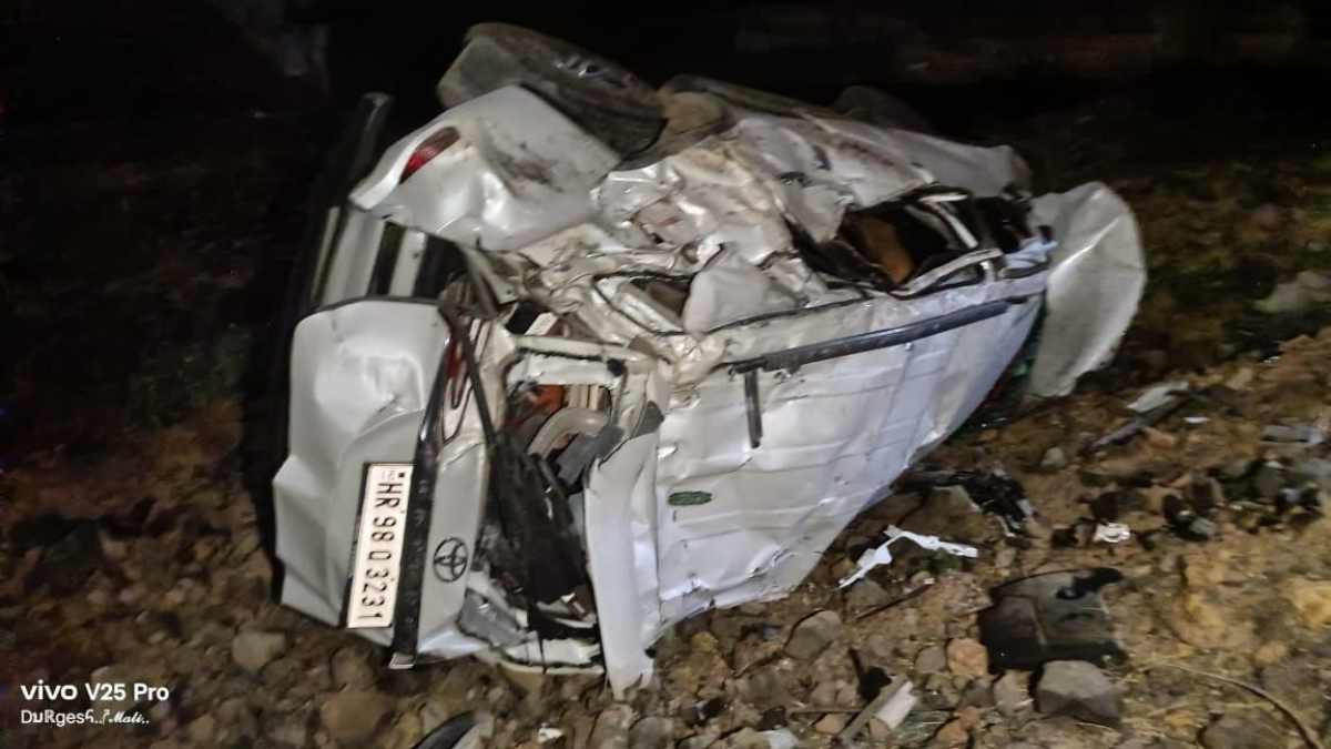 मंदसौर में ‘Express-Way’ पर हादसा: तेज रफ्तार कार अनियंत्रित होकर पलटी, तीन की मौत, पुणे से दिल्ली जा रहा थे सभी