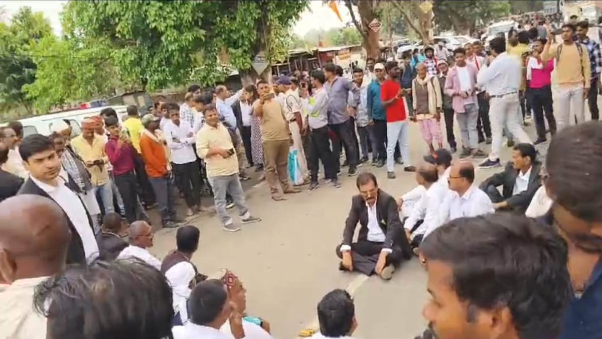रफ्तार का कहर: अज्ञात वाहन ने पैदल जा रहे शख्स और साइकिल सवार को मारी टक्कर, एक की मौत, घटना के विरोध में गुस्साए लोगों ने सड़क पर लगाया जाम