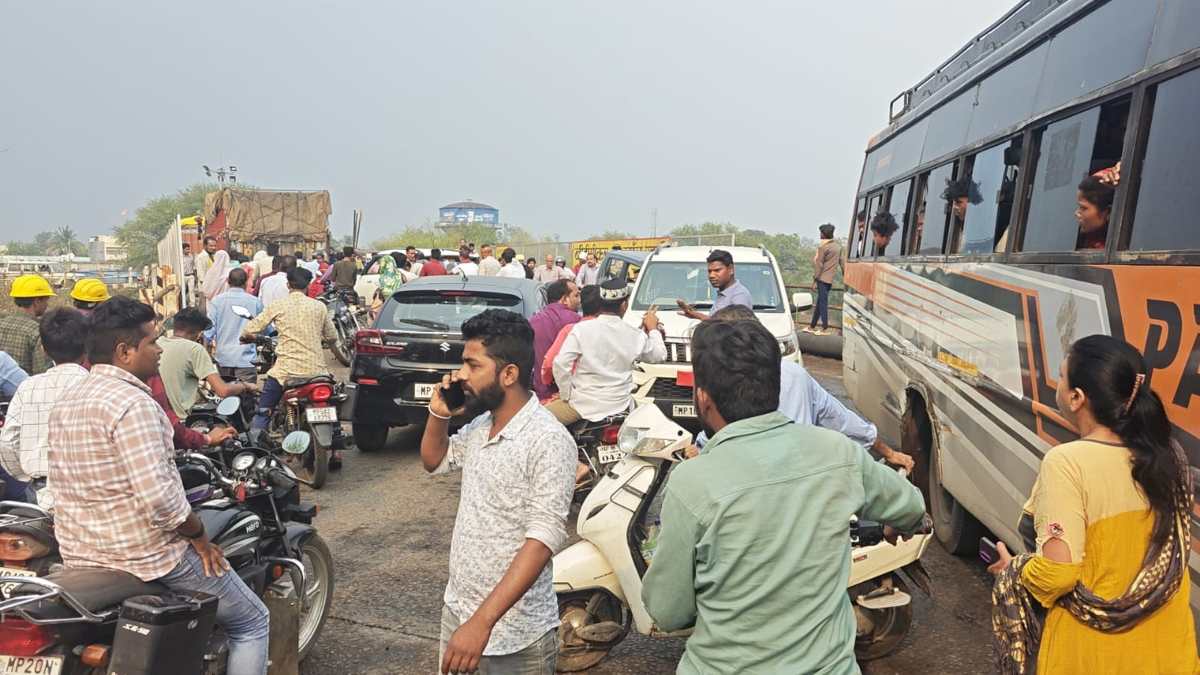 नशे में धुत ट्रक चालक ने यात्री बस को मारी टक्कर, मची चीख-पुकार, फिर जो हुआ…