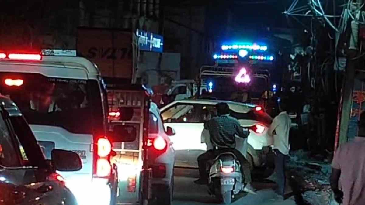 सड़क हादसे के बाद चक्का जाम: तेज रफ्तार कार ने तीन बच्चों को मारी टक्कर, घटना से गुस्साए लोगों ने किया हंगामा, की ये मांग