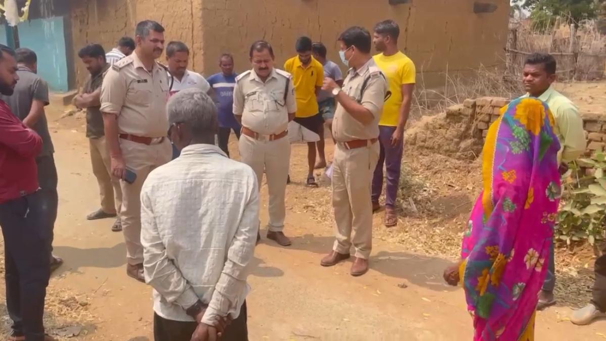 चरित्र का संदेह बना काल: पत्नी को घसीटकर सड़क पर ले गया, सीने पर मारी लात, पटक-पटककर ले ली जान…
