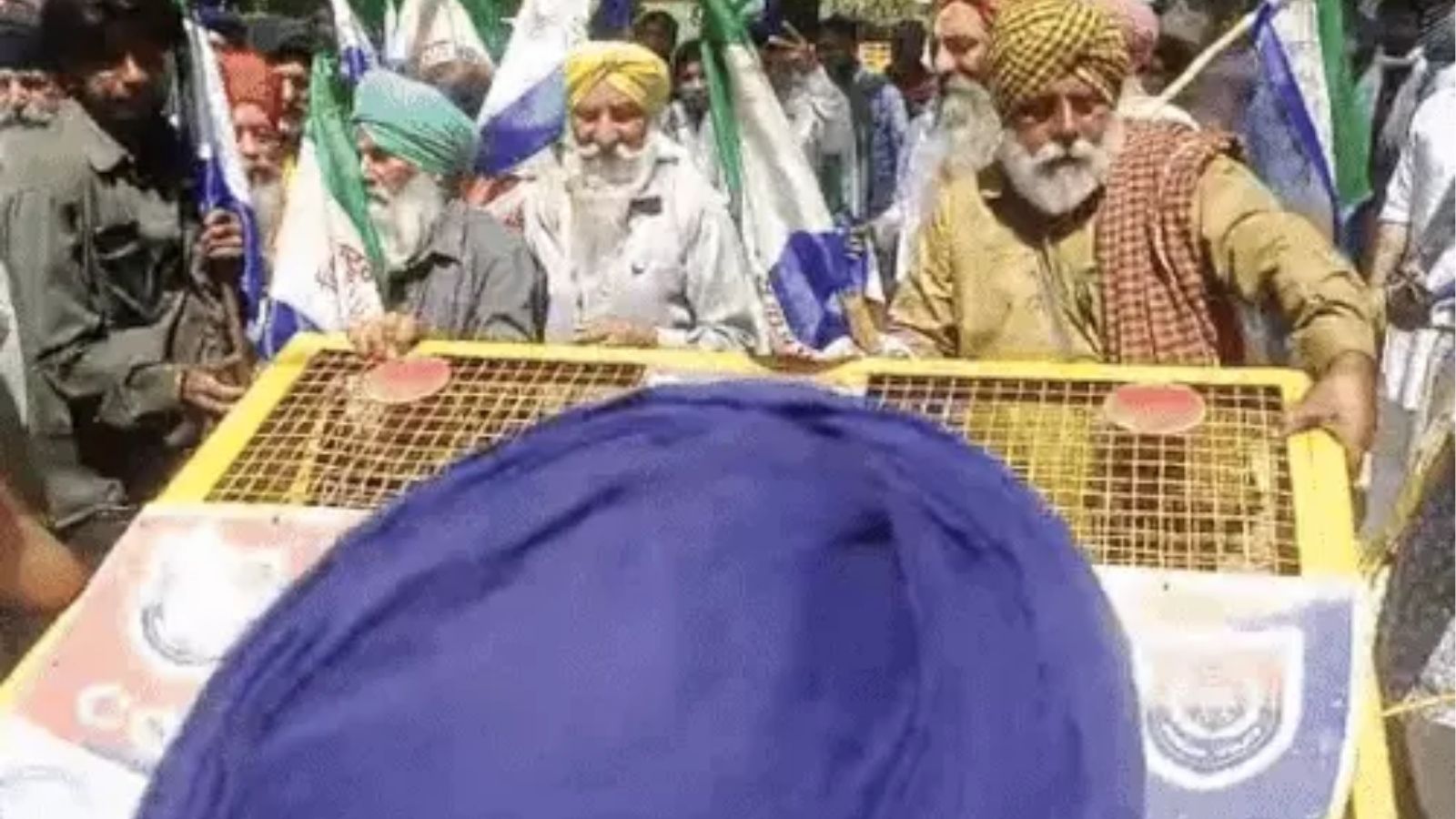 किसान बड़ी संख्या में कैबिनेट मंत्री मोहिंदर भगत के घर के बाहर पहुंचे, घेराव की तैयारी