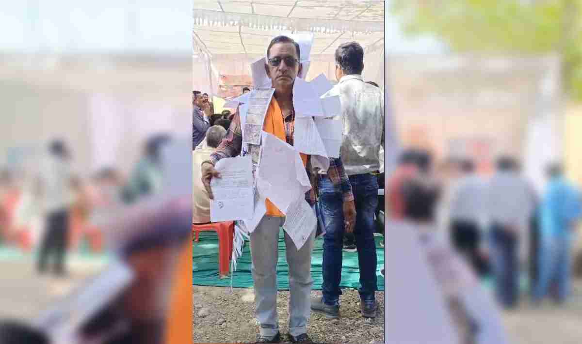 MP में किसान का अनोखा प्रदर्शन: सांसद शिविर में शिकायतों की माला पहनकर पहुंचे, रोते हुए कहा- पटवारी को भगवान माना, उसी ने धोखा दिया