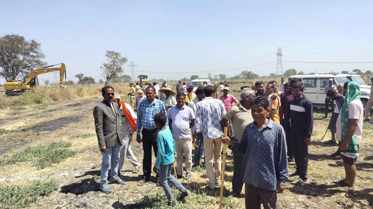 भारतमाला परियोजना के लिए अधिग्रहित जमीन की कम कीमत पर बिफरे किसान, प्रशासन पर भेदभाव का आरोप लगाते हुए निर्माण पर जताया विरोध…