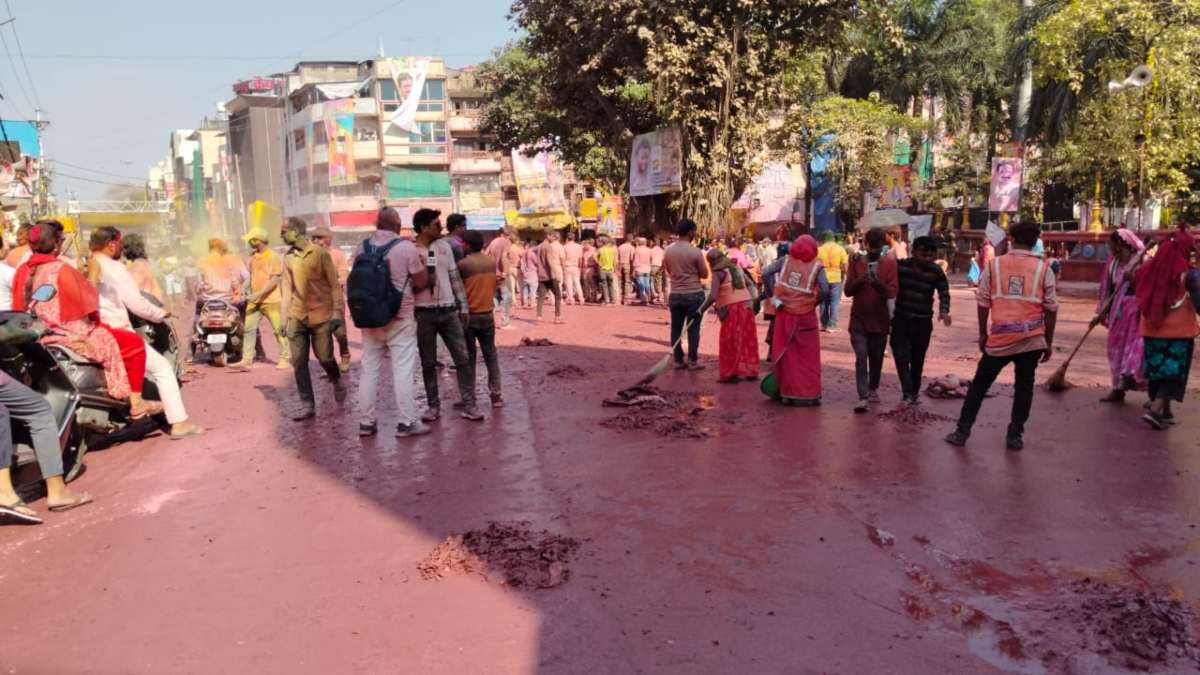 इंदौर ऐसे ही स्वच्छता में नंबर-1 नहीं… गेर के रंग में रंगी सड़कें चंद मिनटों में हुई साफ, 5 लाख से जादा लोगों ने शामिल होकर रचा इतिहास