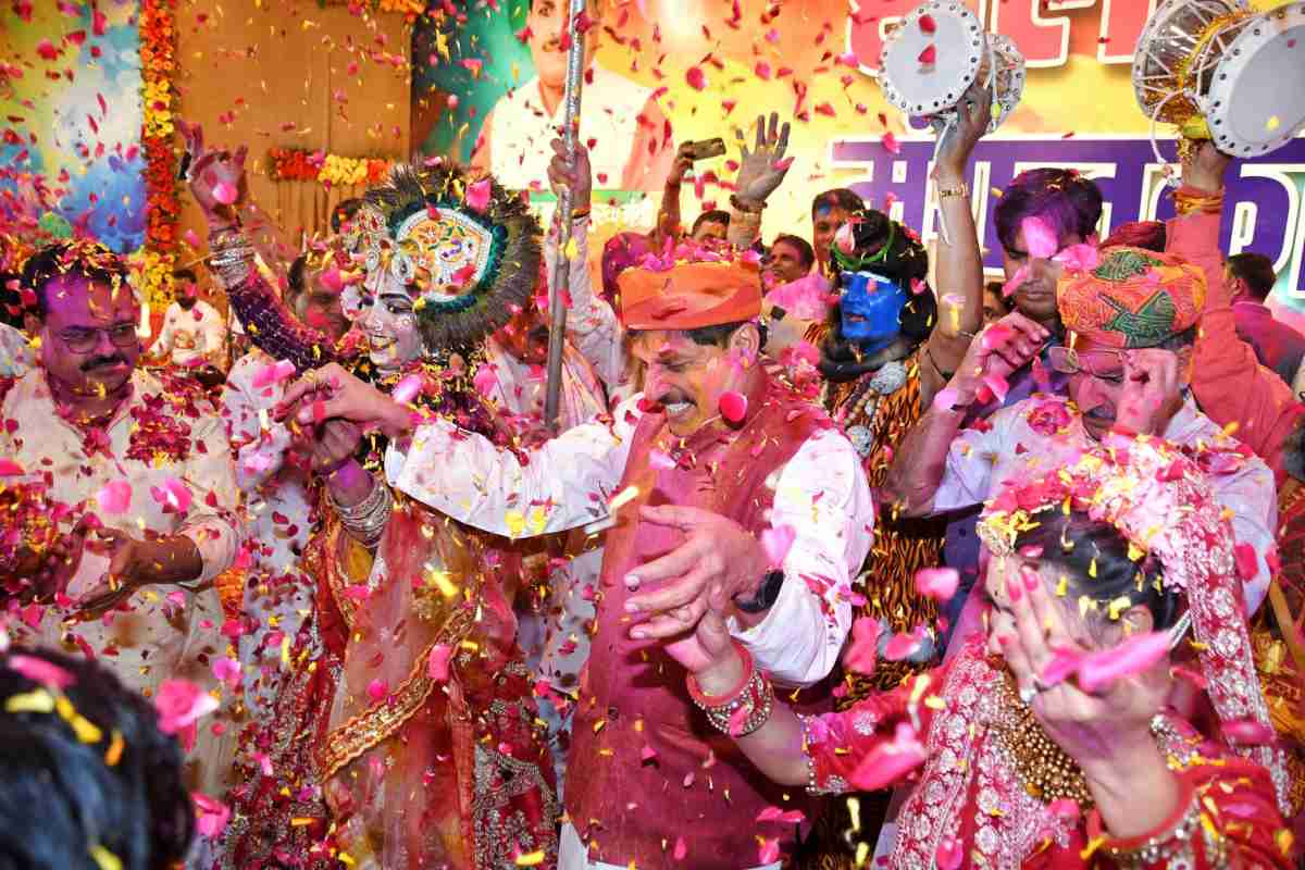 होली के रंग में डूबे एमपी के सीएम, डॉ. मोहन यादव ने ‘बम लहरी’ गाना गाकर बांधा समा, कलाकारों संग जमकर थिरके