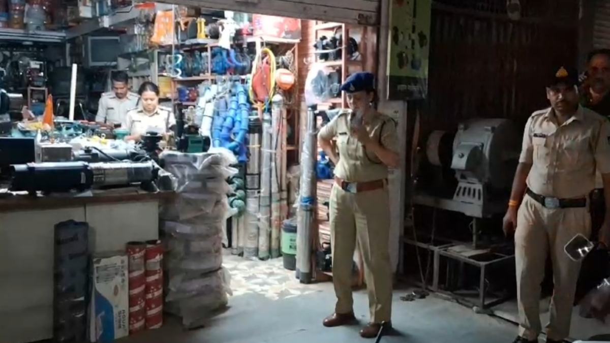 बीच बाजार में व्यापारी की गोली मारकर हत्या: दुकान के बाहर मिली नोटों की गड्डी, CCTV खंगाल रही पुलिस