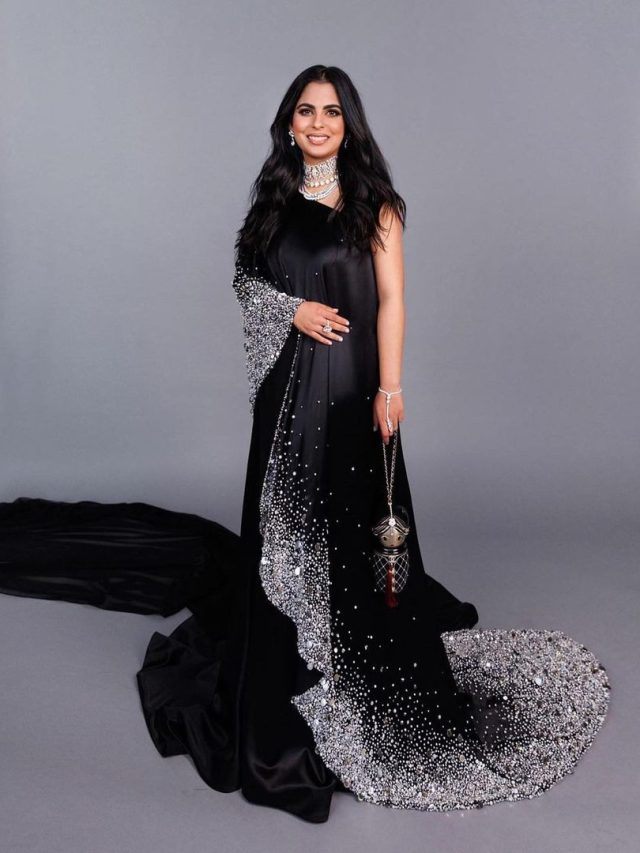 ब्लैक साड़ी में दिखा ईशा अंबानी का Stunning look, डॉल बैग ने बटोरी लाइमलाइट