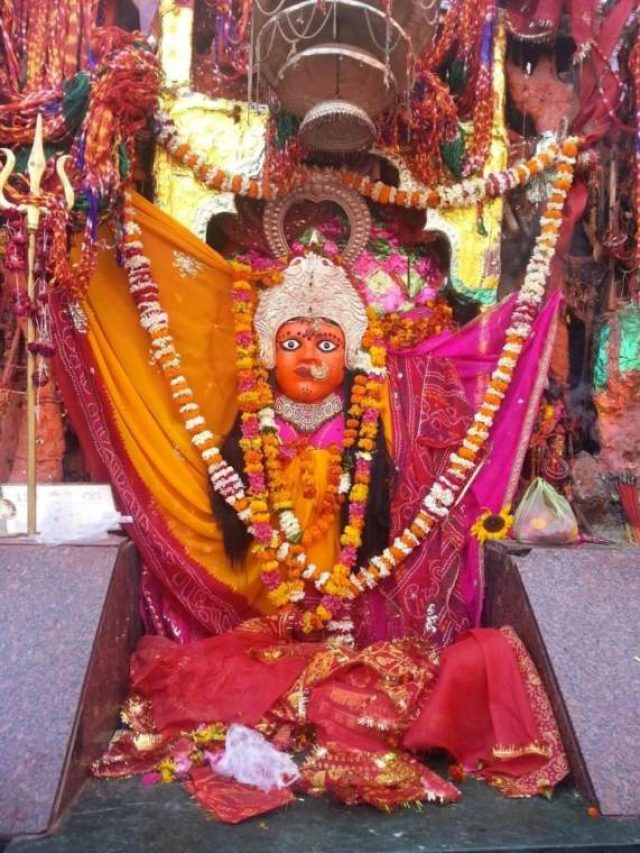 इस मंदिर में माता के खुश होने से अपनेआप लग जाती है आग …