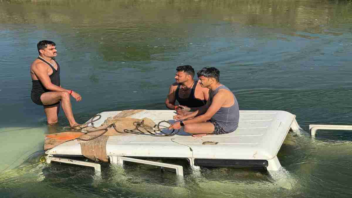 नहर में मिली ‘कातिल’ कार का खुला राज: इसी गाड़ी के एक्सीडेंट से कथावाचक की हुई थी मौत, अब तक 4 लोगों को बेचा जा चुका है खूनी वाहन