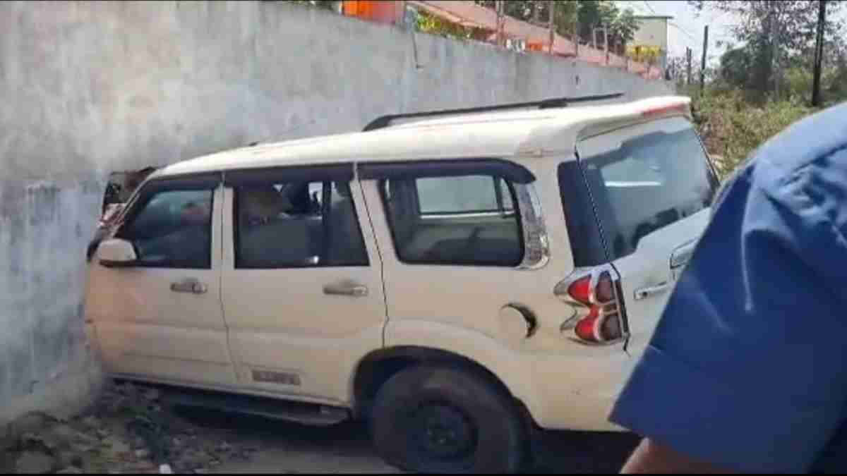 कार का कोहराम: महिला को रौंदते हुए दीवार के आर-पार हुई स्कॉर्पियो, मौके पर मौत, कई चपेट में आने से बचे