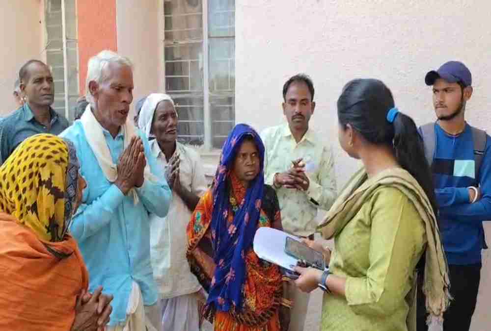 ‘प्लीज SDM मैडम, रोड बनवा दीजिए…’, अधिकारियों के आगे नतमस्तक होने को मजबूर हुए ग्रामीण, हाथ जोड़कर की विनती