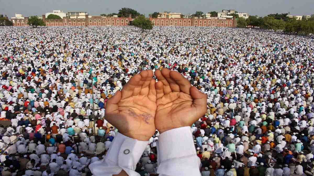 Eid-ul-Fitr 2025: चांद के दीदार के बाद MP में ईद-उल-फितर का जश्न, ईद की नमाज अदा कर मांगी अमन-चैन की दुआ, चप्पे-चप्पे पर तैनात पुलिस