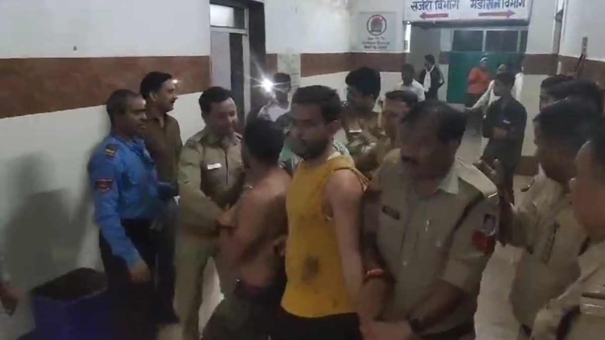 मंदिर को लेकर दो पक्षों में खूनी संघर्ष: जमकर चले लाठी-डंडे और फरसे, पुलिस से हुई झूमाझटकी, 9 घायल