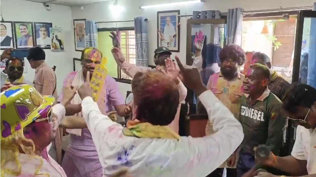 ‘फाग गीत’ पर जमकर थिरके केंद्रीय राज्य मंत्रीः कार्यकर्ताओं के साथ डांस करते और झांझ-मंजीरा बजाते Video वायरल