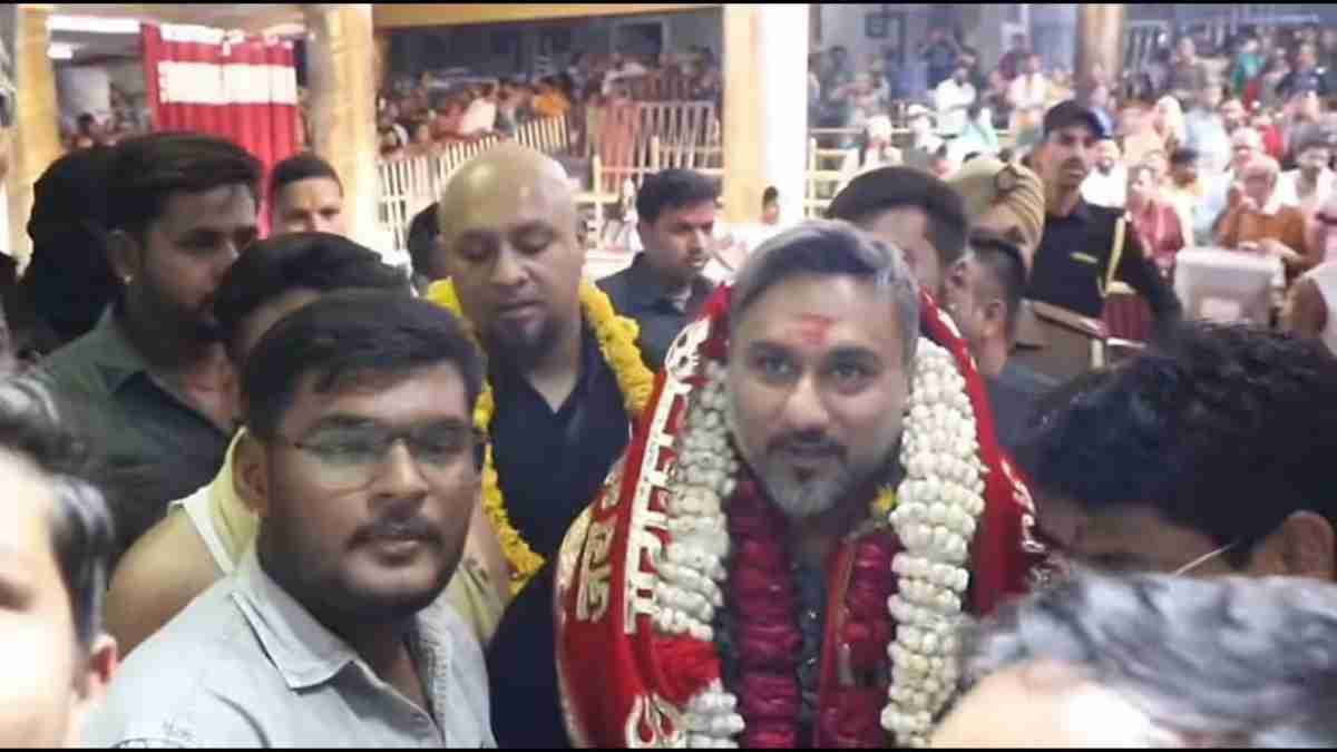 इंदौर में कॉन्सर्ट से पहले उज्जैन पहुंचे हनी सिंह: भगवान महाकाल के किए दर्शन, कहा- इस बार बाबा ने बुलाया है…