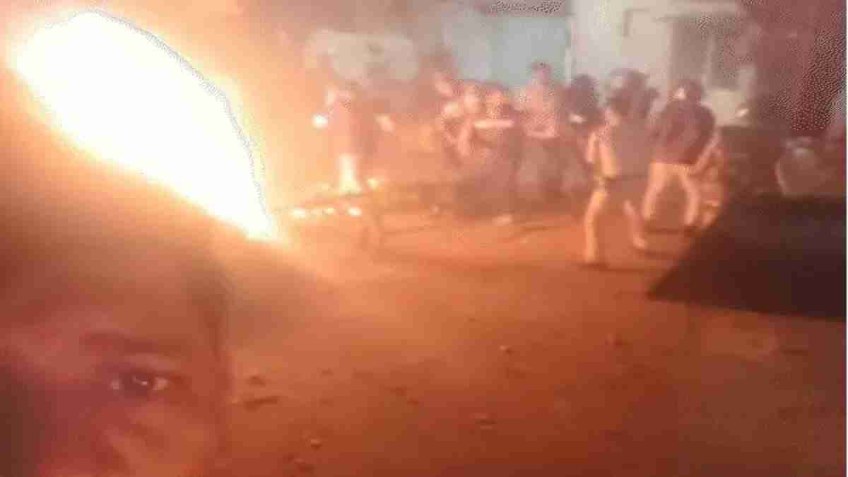 BREAKING: भारत की जीत के जश्न के दौरान उपद्रवियों ने जुलुस पर किया पथराव, गाड़ियां जलाई, पेट्रोल बम फेंके, दुकानों को आग के हवाले किया
