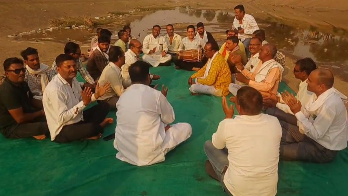 किसान‌ संघ का नहर में उतरकर प्रदर्शन: भजन-कीर्तन के साथ किया हवन, जानिए क्या है इनकी मांग?