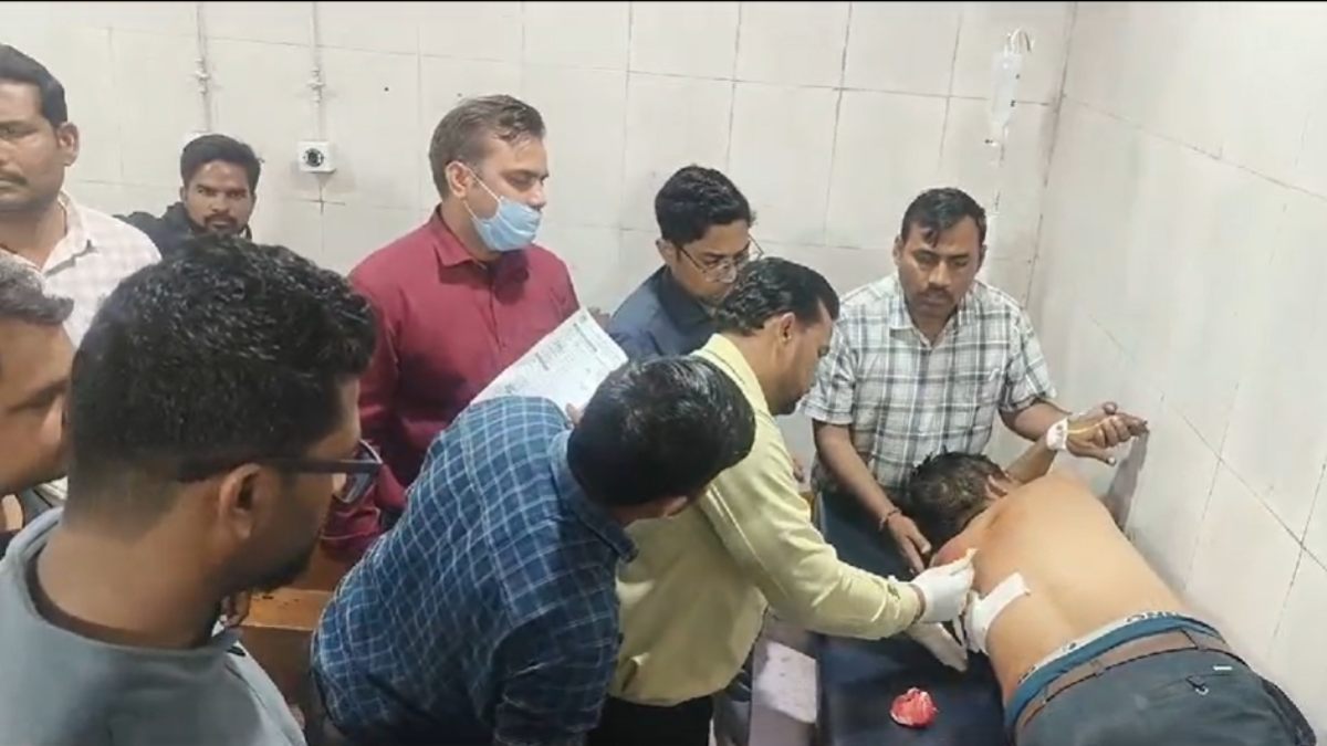 पंचायत भवन में बैठे शख्स को मारी गोलीः मौत के बाद आक्रोशित ग्रामीणों ने सड़क पर लगाया जाम, आरोपियों के घर बुलडोजर चलाने की मांग, थाना प्रभारी लाइन अटैच