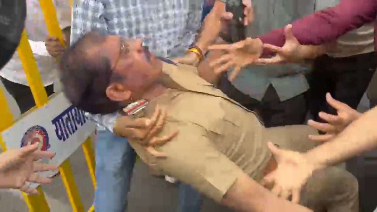 इंदौर में कानून के रक्षक बने भक्षक! थाना प्रभारी पर वकीलों का हमला, हाईकोर्ट चौराहे पर हंगामा, एसीपी की वर्दी फट गई