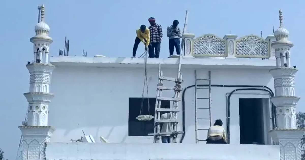 अरे-अरे ये चल क्या रहा है! 4 मंजिला मस्जिद को गिरा रहा मुस्लिम समुदाय, जानिए रमजान से पहले ऐसा क्यों कर रहे?