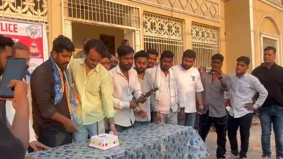 ‘Happy Birthday CG Police’ : कांग्रेसियों ने छत्तीसगढ़ पुलिस के नाम का काटा केक, कहा – चाची हमारी महापौर, कांग्रेस ने केक काटा तो जेल, मेयर के बेटे को बेल…