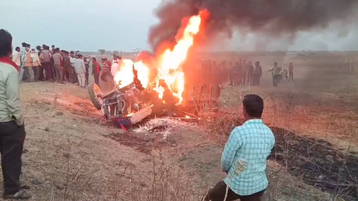 मौत का खौफनाक मंजर: ट्रैक्टर सहित थ्रेसर मशीन पलटा, आग लगने से ड्राइवर सहित 2 युवक जिंदा जले, देखें रोंगटे खड़े करने वाला Video