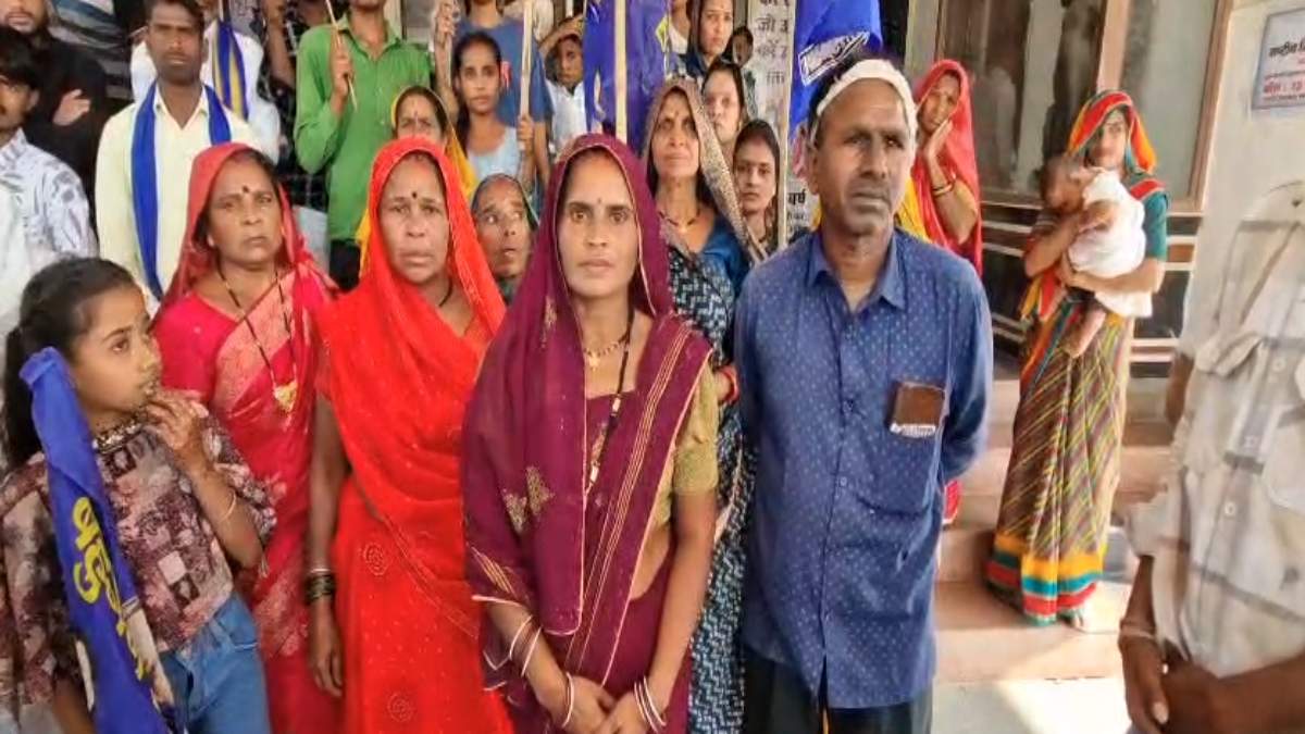 क्या दलित होना गुनाह ? गांव में दलित परिवार का सामाजिक बहिष्कार, दबंगों ने राशन-पानी पर भी लगाया प्रतिबंध