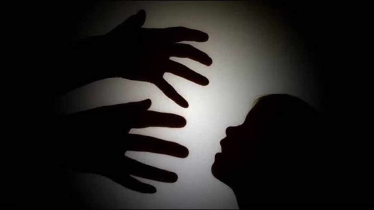 घर के बाहर खेल रही थी मासूम, दरिंदे पड़ोसी की बिगड़ी नियत, फिर कमरे में ले जाकर की…