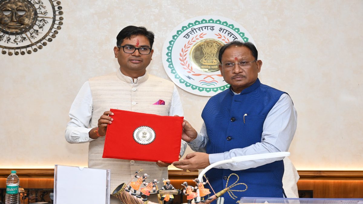 CG Budget 2025: वित्त मंत्री ओपी चौधरी ने बजट पर किया हस्ताक्षर, कुछ ही देर में पेश होगा साय सरकार का बजट, देखें तस्वीरें