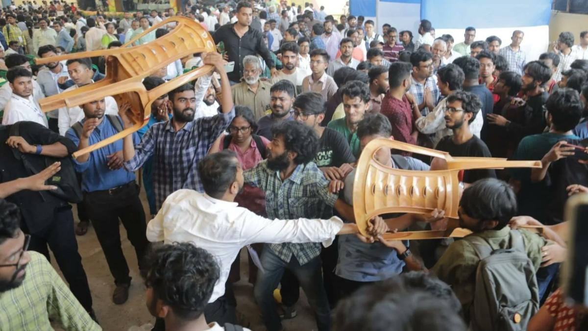 Jadavpur University: जादवपुर यूनिवर्सिटी में छात्रों के बीच मारपीट, TMC-SFI समर्थक भिड़े, दो दिन पहले मंत्री को घेरा था, छात्र हड़ताल पर बैठे