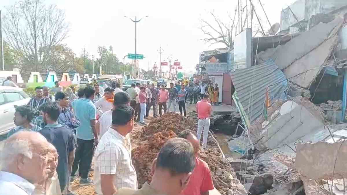 भर-भराकर गिरी चार दुकानें, इलाके में मची अफरा-तफरी, देखें VIDEO…
