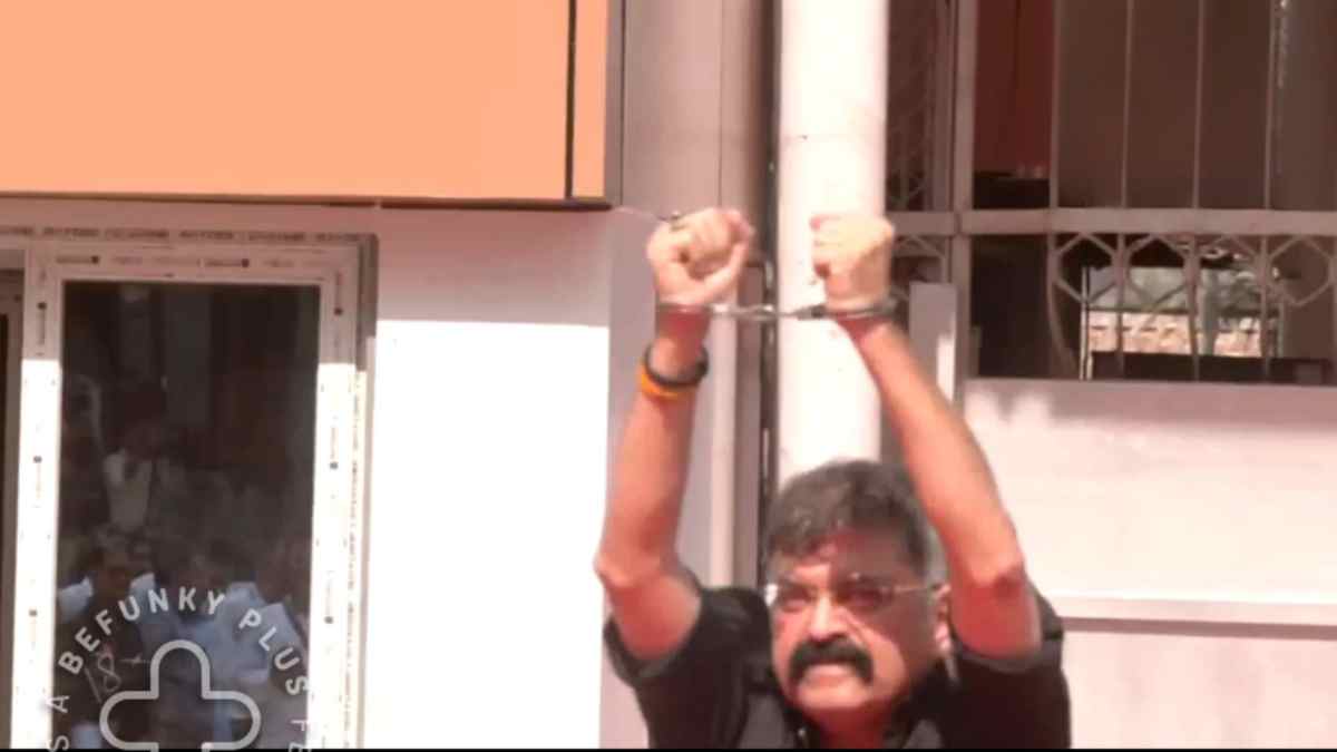 ‘अभिव्यक्ति की स्वतंत्रता…’, हाथों में हथकड़ी पहनकर विधानसभा पहुंचे विधायक, कहा- इन बेड़ियों के खिलाफ नहीं बोलेंगे तो…