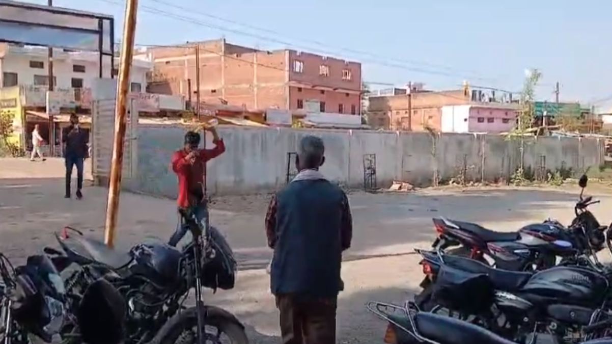 वर्दी की गर्मी है क्या साहब? हेड कांस्टेबल ने युवक के साथ  थाने में की मारपीट, फिर हुआ कुछ ऐसा कि…