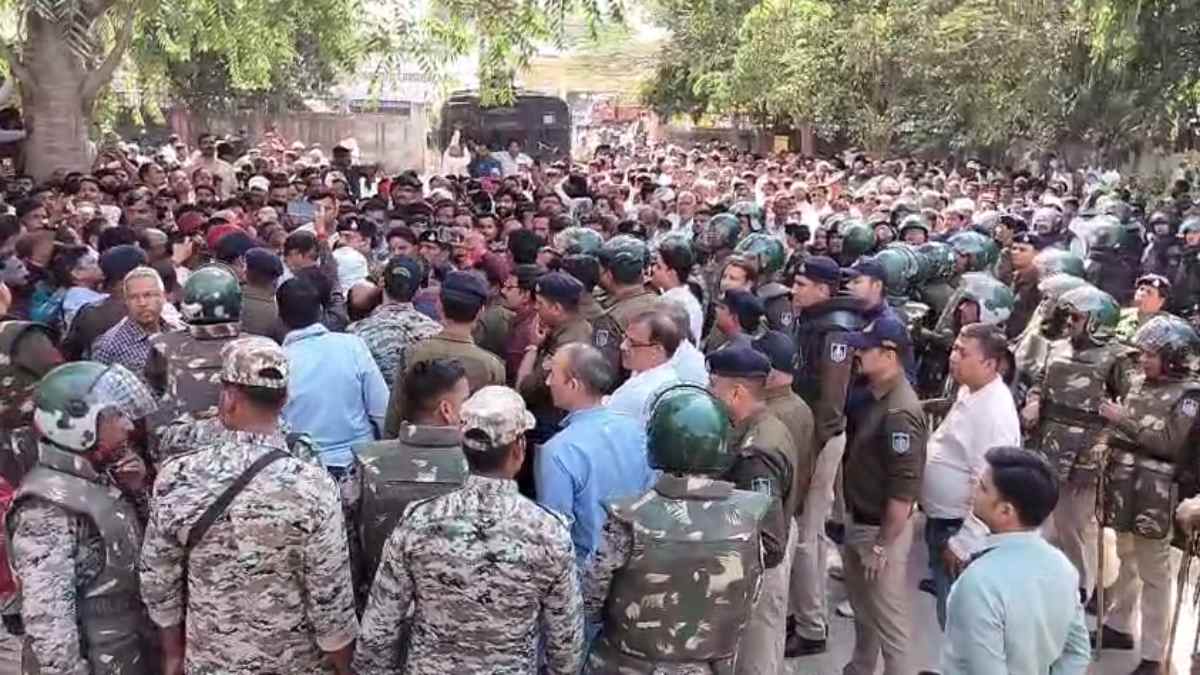 ‘लॉ एंड ऑर्डर मेंटेन कीजिए SP साहब’, बिगड़ती कानून व्यवस्था को लेकर लोगों ने एसपी ऑफिस का किया घेराव, 7 दिन का दिया अल्टीमेटम