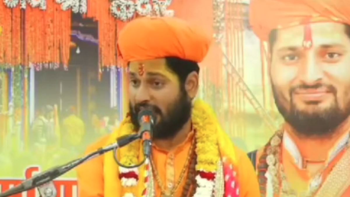 ‘फैजल भाई तुम सरकारी डॉक्टर हो, किसी के बाप नहीं’, कथावाचक ने व्यास पीठ से डॉक्टर को दी धमकी, कहा- बजरंगी तुम्हारा इलाज कर देंगे